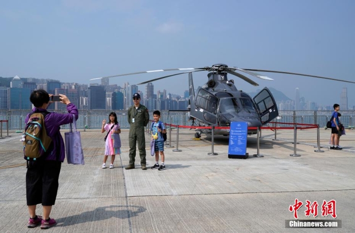 图为小朋友和政府飞行服务队飞行员合影。<a target='_blank' href='//' >中新网</a>记者 侯宇 摄