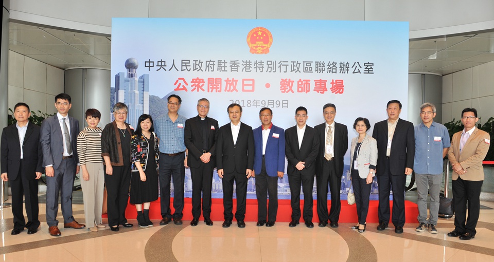 我办秘书长文宏武、副秘书长肖友梅与来宾合影