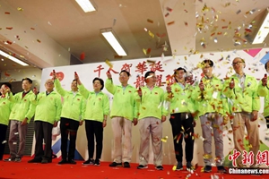 &ldquo;千人贺华诞 龙跃健步行&rdquo;香港举行