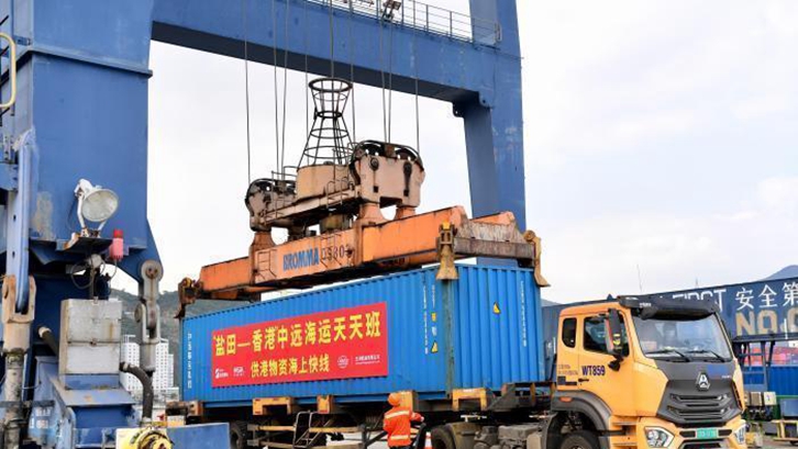 &ldquo;盐田-香港&rdquo;中远海运天天班启动 满载748吨重点防疫及民生物资发往香港