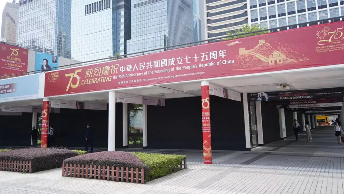 国庆氛围感拉满！香港大街小巷披上&ldquo;中国红&rdquo;